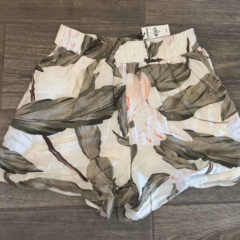 NWT express high waisted shorts - Picture 4 of 5